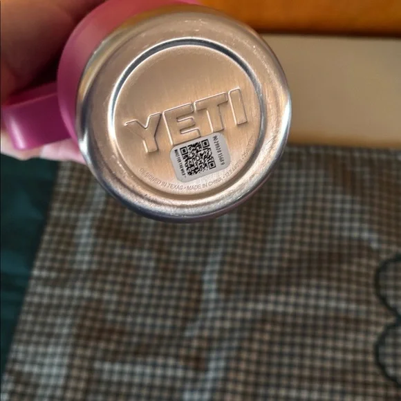 Yeti Hot Pink Insulated Tumbler with Handle and Clear Lid - Picture 4 of 6